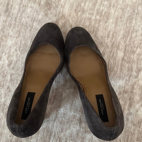 Ann Taylor Smoky Gray Classic Heels with Rounded Toe - Picture 5 of 6